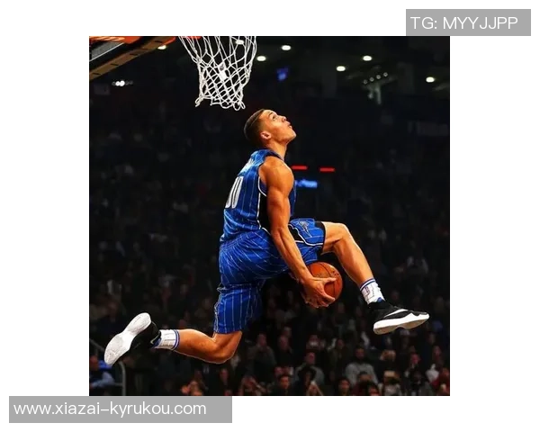 重型轰炸机戈登全场表现出色砍下24分并贡献6篮板1助攻上演精彩空接重扣